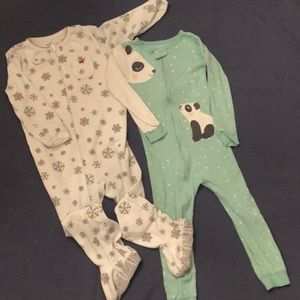 Girl lot Carter’s pajamas, one pieces, with and without feet. Size 4T